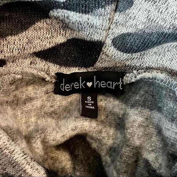 Derek Heart Camouflaged Cowl Neck Sweater - Picture 4 of 4